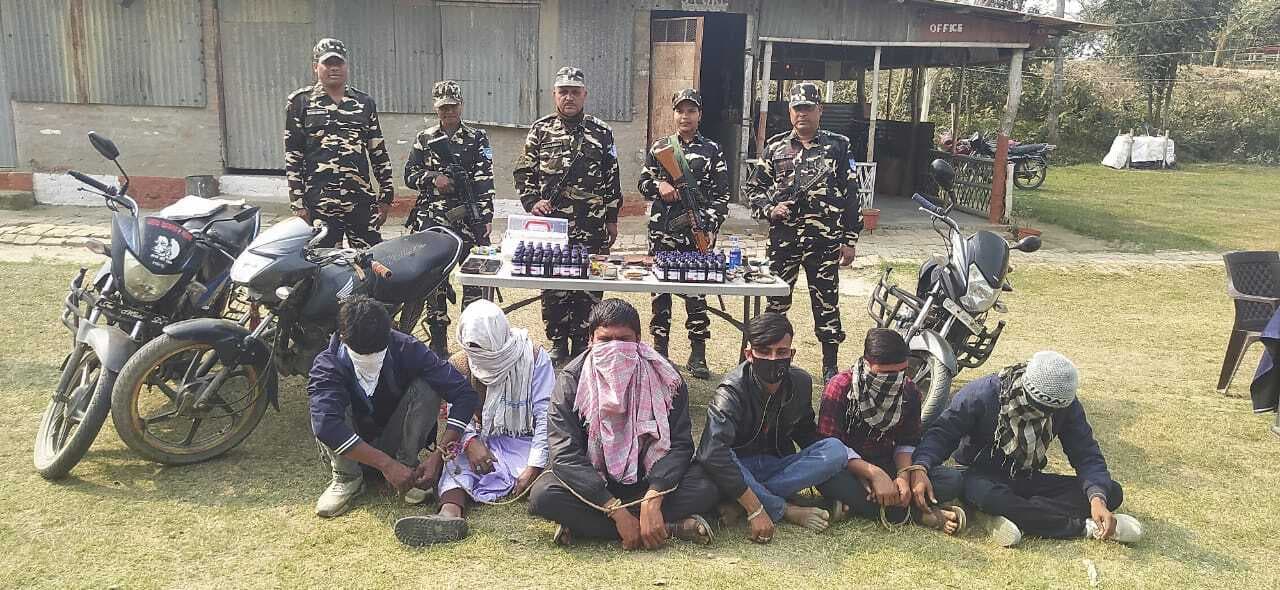 Madhubani News : ब्राउन शुगर, कफ सिरप व बाइक के साथ छह तस्कर गिरफ्तार