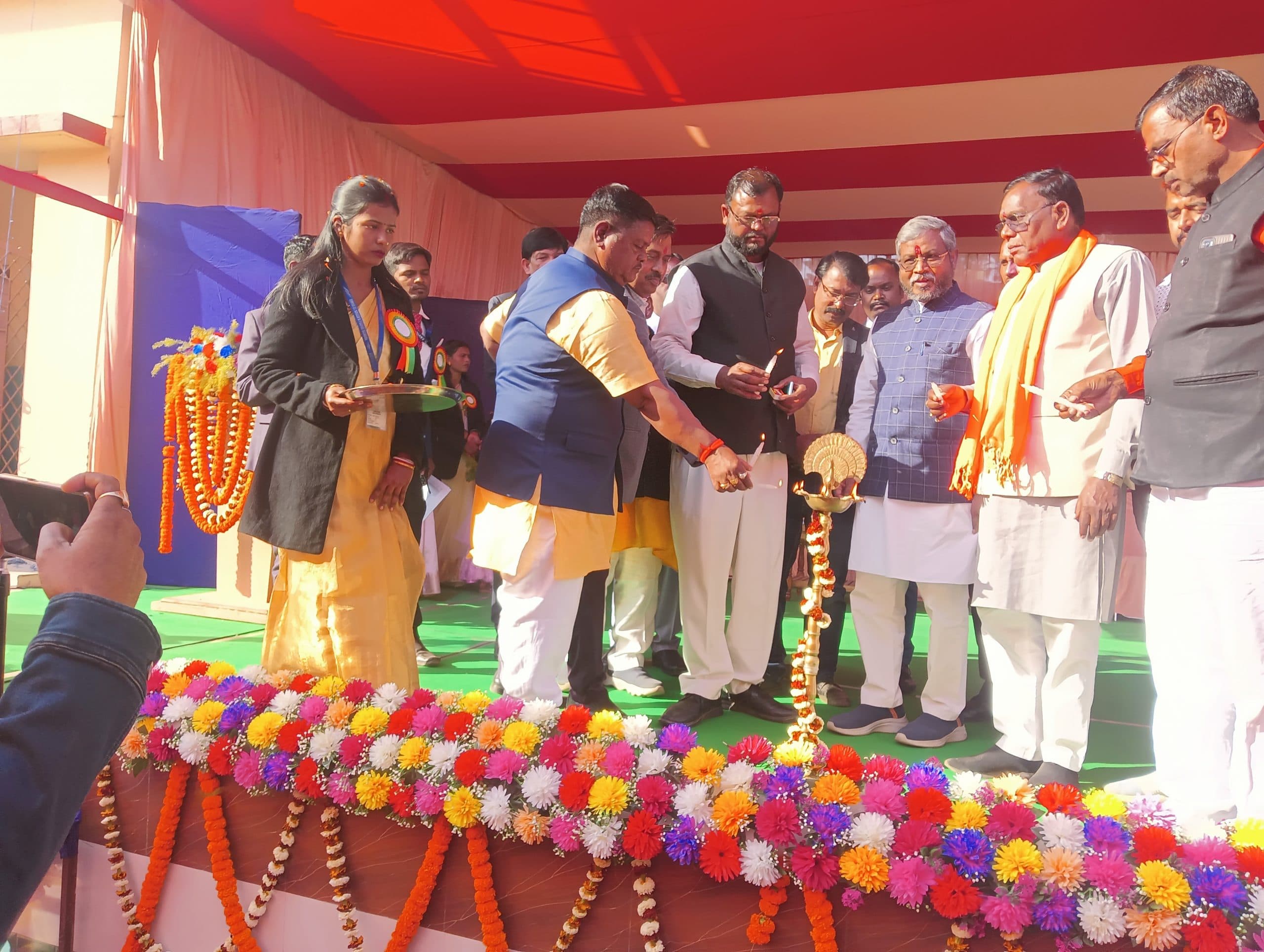 Giridih News :शिक्षा वह अस्त्र है, जो हमें गरीबी से लड़ना सिखाती है : बाबूलाल मरांडी