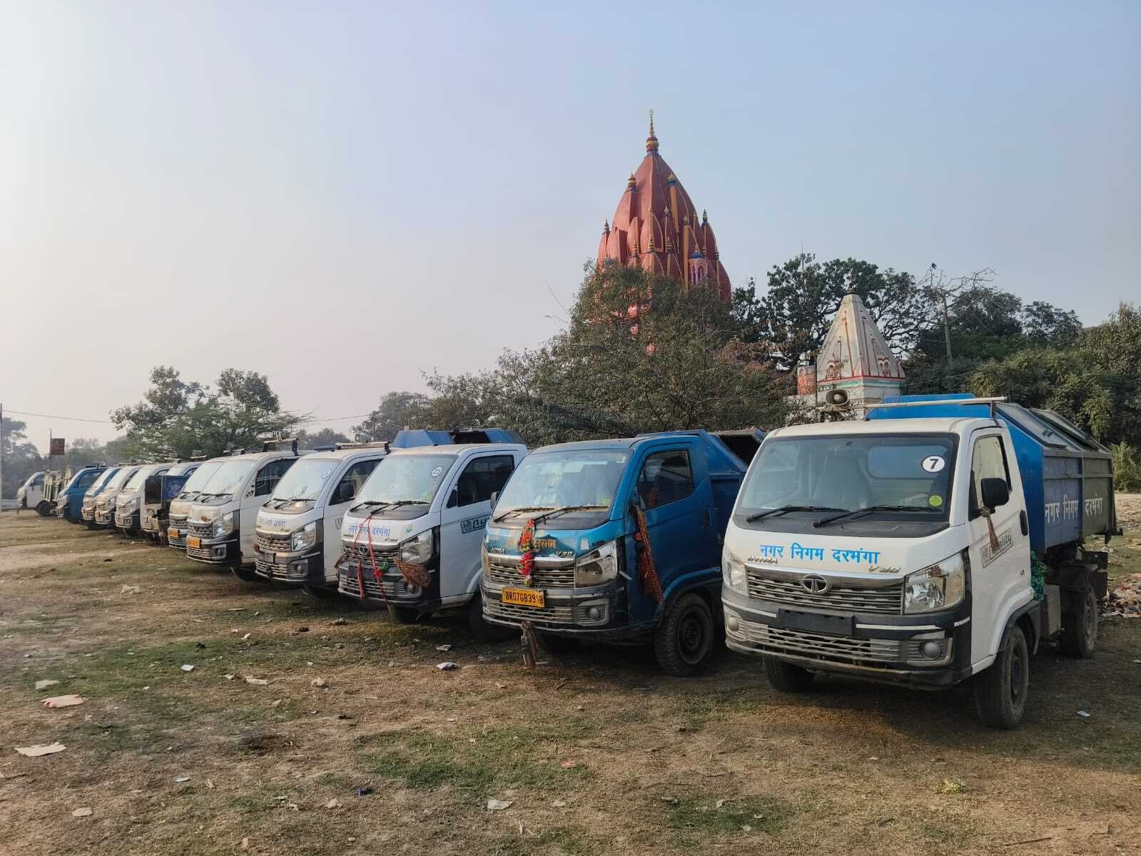 Darbhanga News: शहर की गंदगी को ढोने वाले वाहनों को नगर निगम कर रहा मंदिर परिसर में पार्क