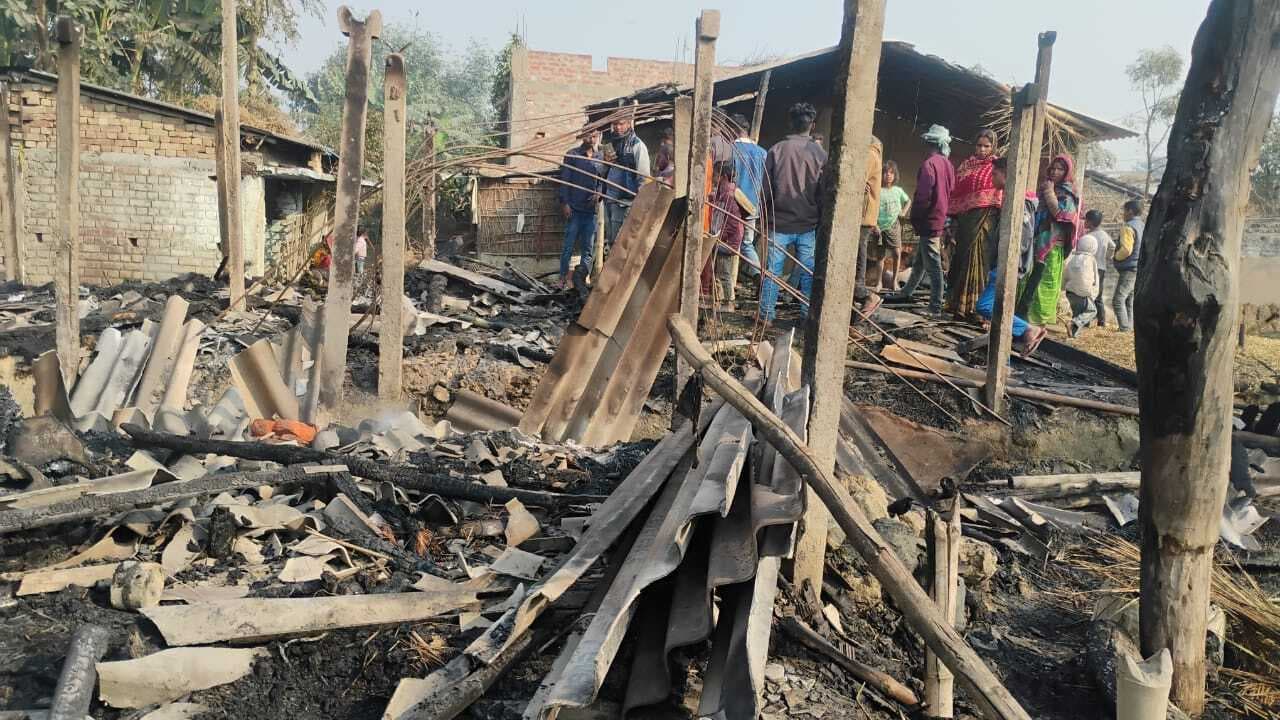 Madhubani News : अगलगी में सात घर जलकर नष्ट, दो मवेशी सहित लाखों का सामान नष्ट
