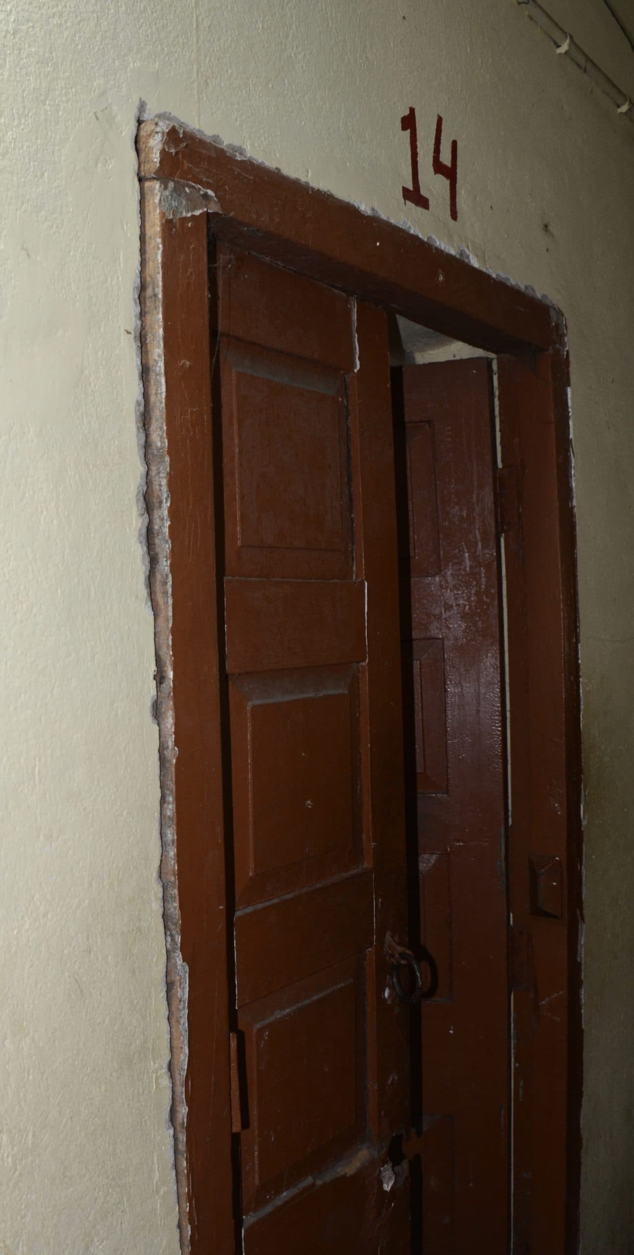 Dhanbad News : दीवारों पर सीलन, टूट चुके हैं खिड़की व दरवाजे, अपने पैसे खर्च कर बिजली व प्लंबिंग का काम कराते हैं छात्र