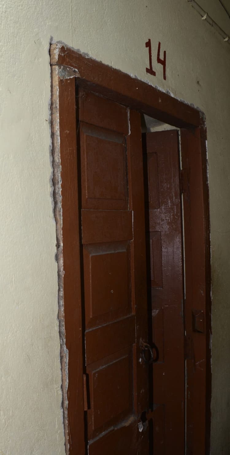 Dhanbad News : दीवारों पर सीलन, टूट चुके हैं खिड़की व दरवाजे, अपने पैसे खर्च कर बिजली व प्लंबिंग का काम कराते हैं छात्र