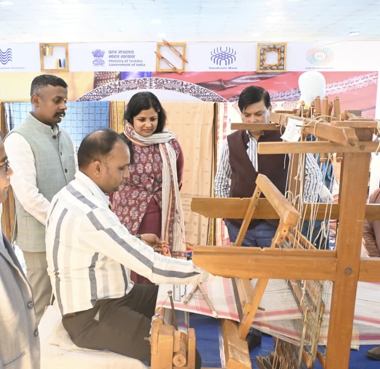 Dhanbad News : हैंडलूम एक्सपो में बुनाई, छपाई सहित पूरी प्रक्रिया को दिखाया गया लाइव