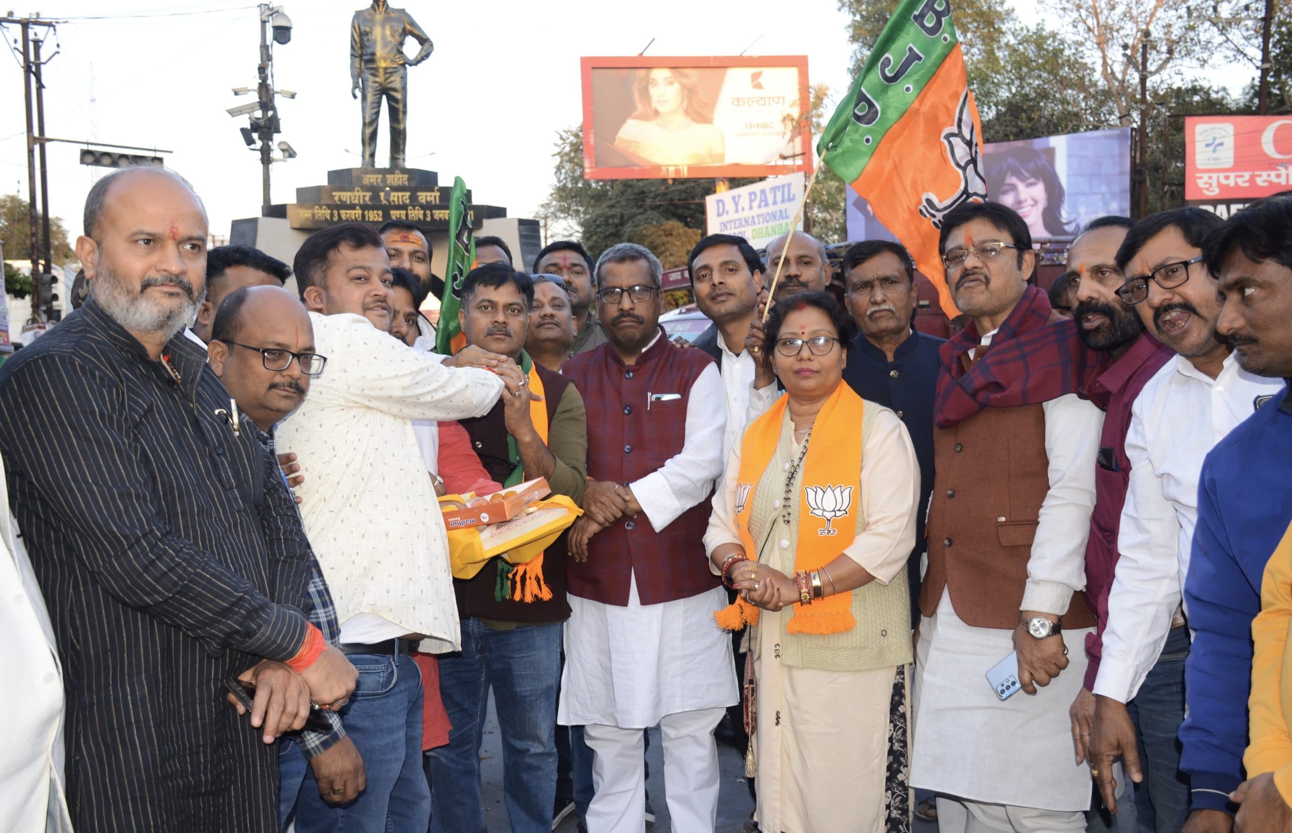 Dhanbad News : दिल्ली में भाजपा की जीत पर धनबाद महानगर ने की आतिशबाजी