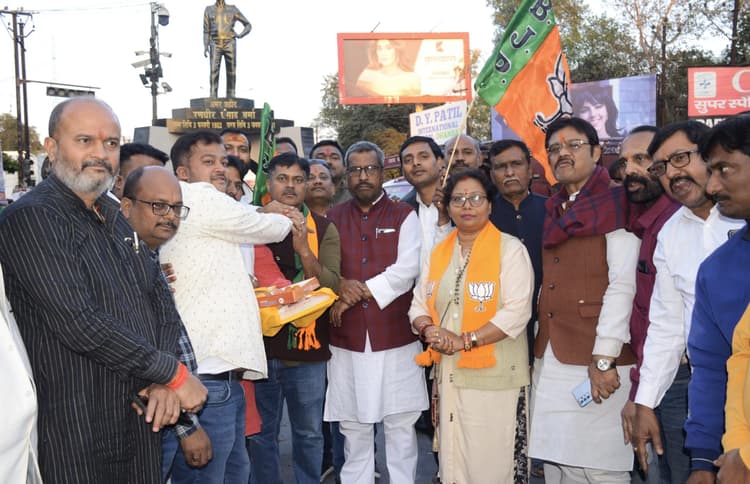 Dhanbad News : दिल्ली में भाजपा की जीत पर धनबाद महानगर ने की आतिशबाजी