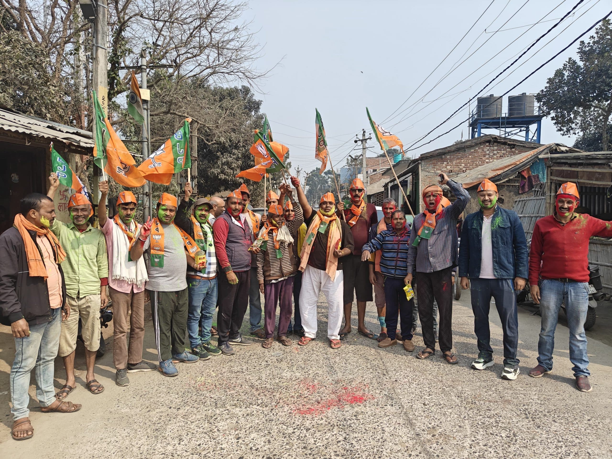 दिल्ली में जीत का पतरघट में मना जश्न