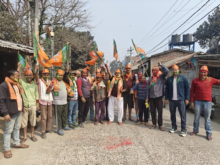 दिल्ली में जीत का पतरघट में मना जश्न