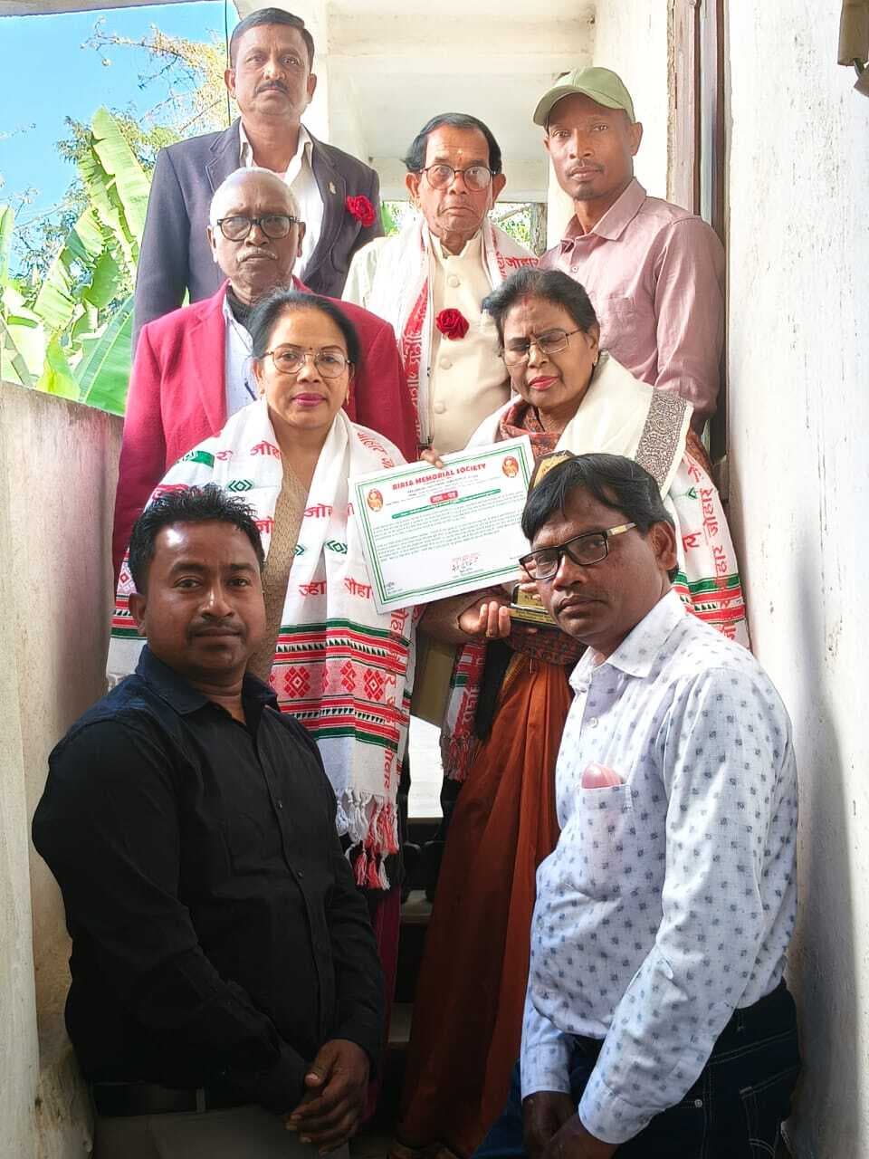 Jamshedpur news. हो भाषा साहित्य में योगदान के लिए डॉ दमयंती सिंकू सम्मानित