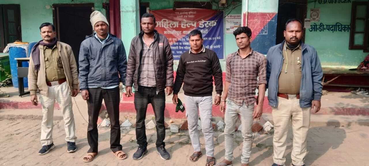 वाहन जांच में कार व स्कूटी की सीट के नीचे मिली शराब, तीन गिरफ्तार