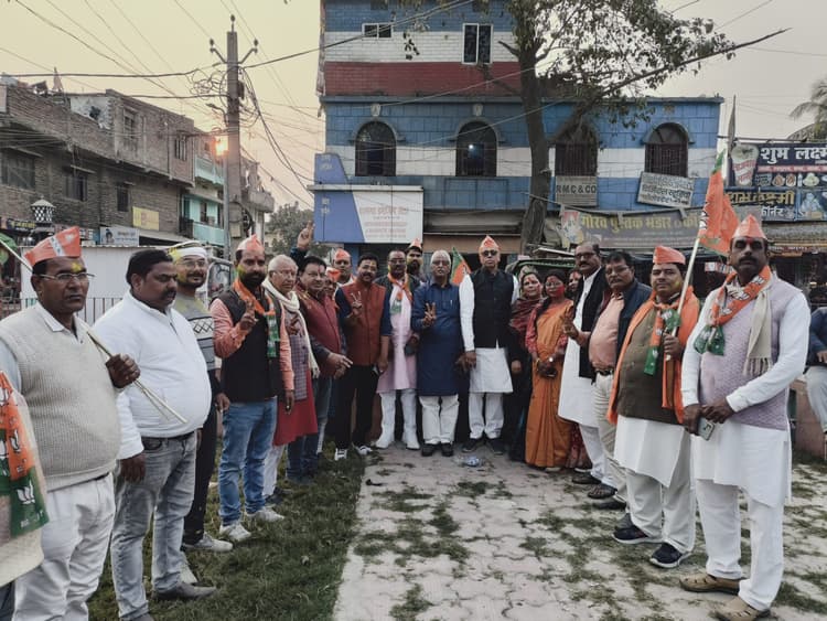 भाजपा की दिल्ली में हुई जीत पर कार्यकर्ताओं ने मनाया जश्न