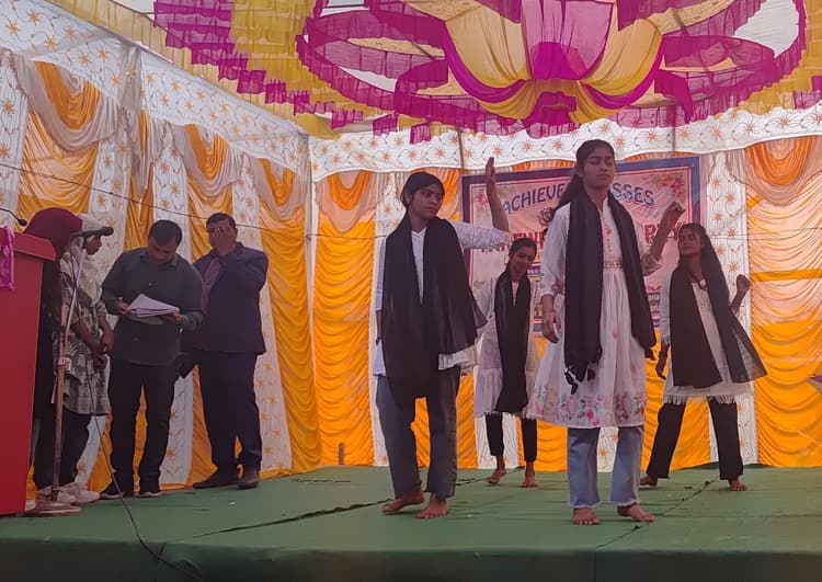 अचीवर क्लासेस के सीनियर छात्र-छात्राओं को दी विदाई