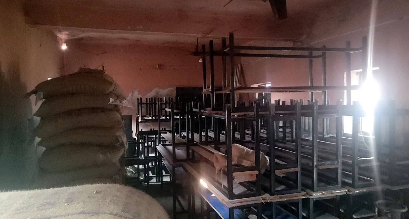 स्कूल भवन की हालत जर्जर, हादसे का रहता है डर