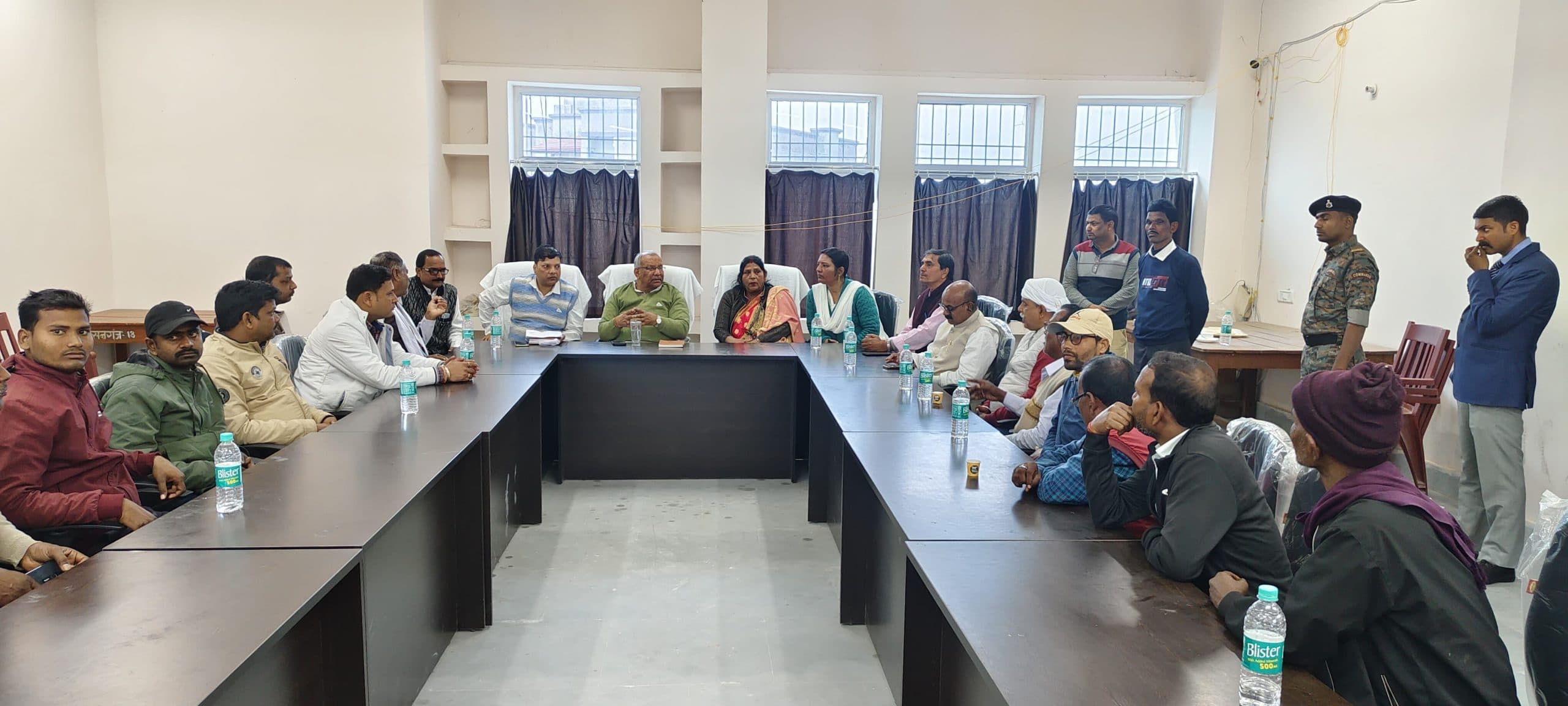 हसनगंज में पूर्व डिप्टी सीएम ने अधिकारियों के साथ की बैठक