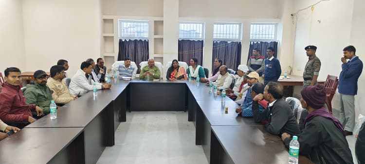 हसनगंज में पूर्व डिप्टी सीएम ने अधिकारियों के साथ की बैठक