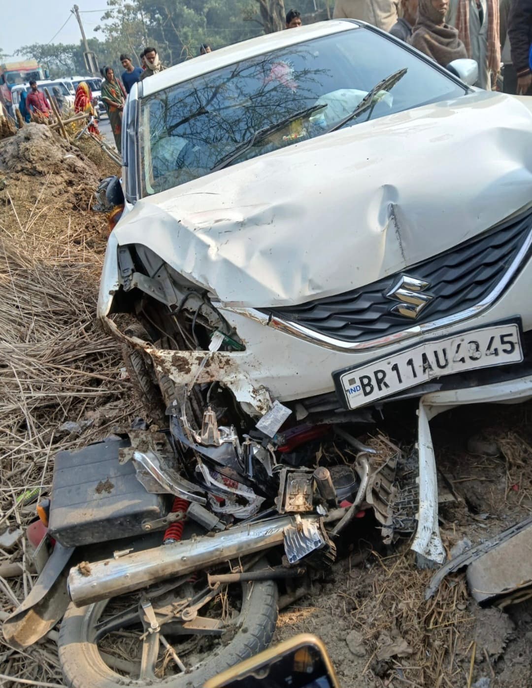 भंगहा- कार व बाइक की आमने-सामने टक्कर, बाइक सवार जख्मी