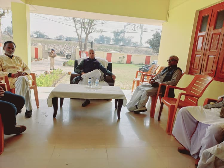 आगामी चुनाव की तैयारी व रणनीति को लेकर मंत्री ने कार्यकर्ताओं के साथ की बैठक