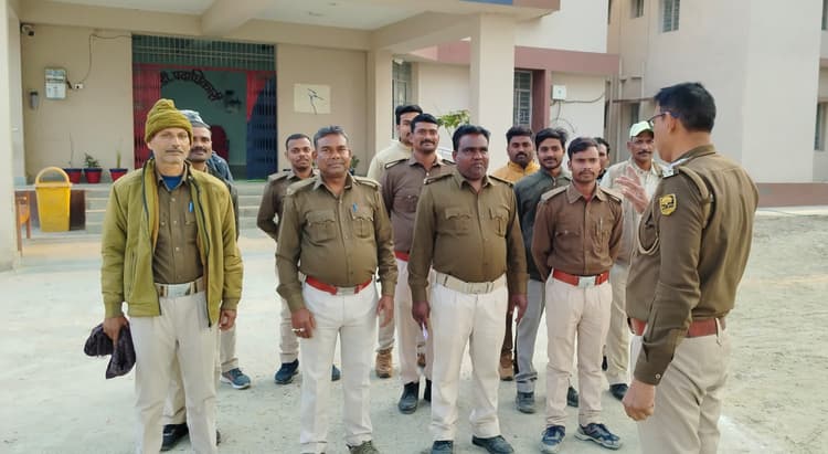 फरार वारंटियों, दागी की सूची चौकीदारों को करायी उपलब्ध