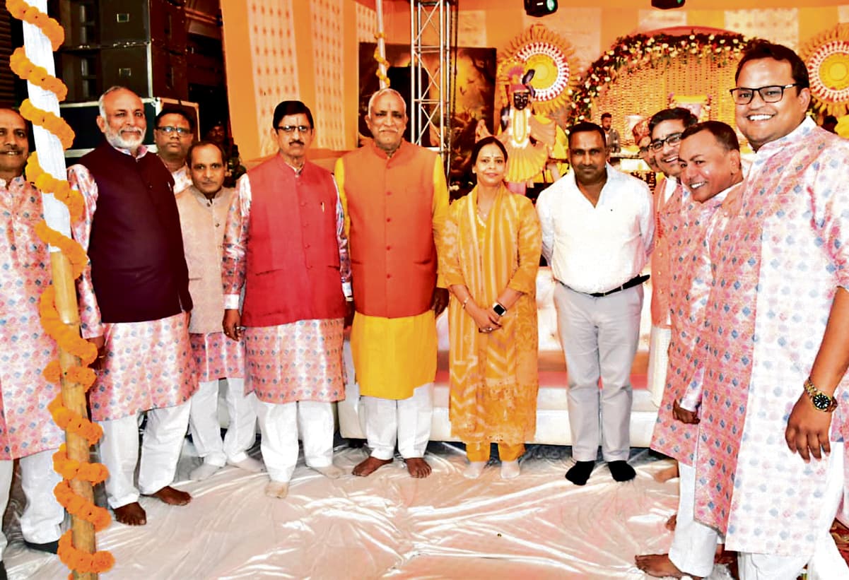 Jamshedpur news. पूर्व मंत्री बन्ना गुप्ता पत्नी के साथ किया प्रसाद ग्रहण