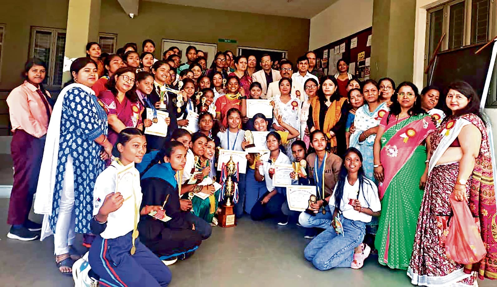 Jamshedpur news. सर्टिफिकेट एवं मेडल से प्रतिभागी सम्मानित