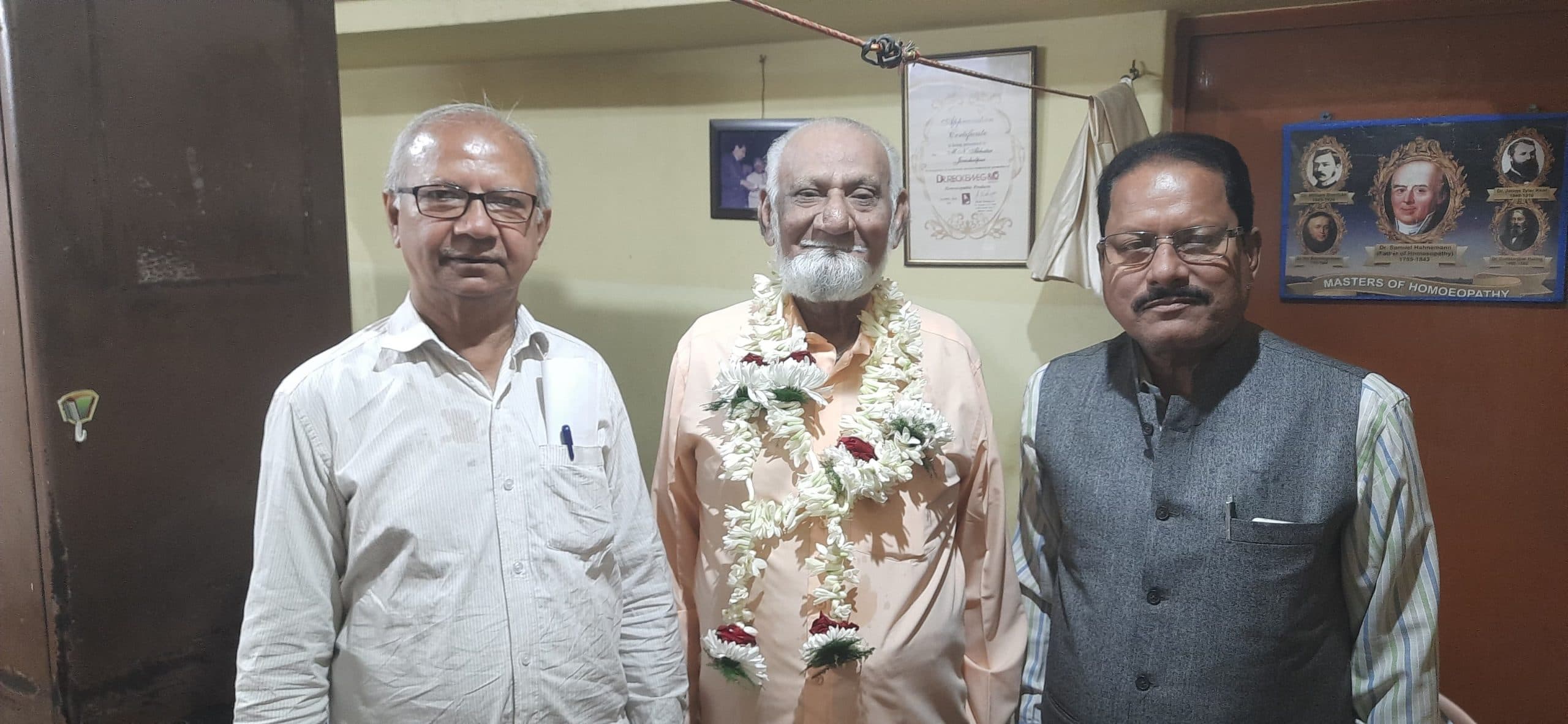 Jamshedpur News : उमरा से लौटे डॉ एमएन अख्तर का स्वागत