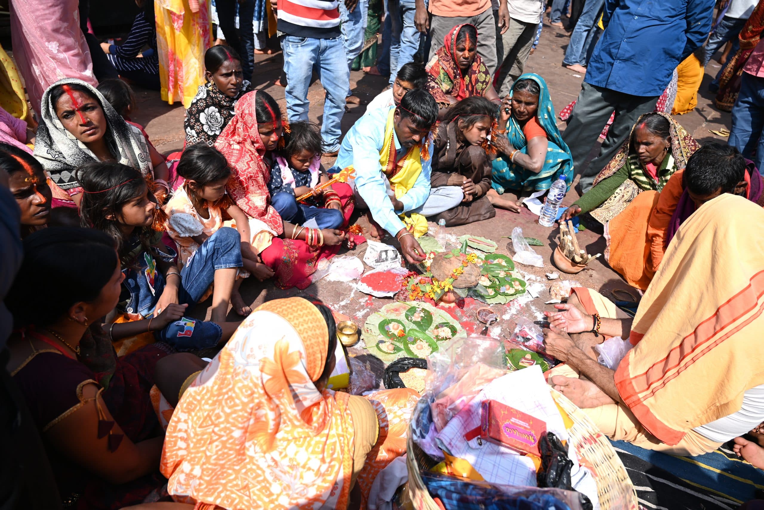 Deoghar News : बाबा मंदिर में बढ़ी रौनक, दो हजार से अधिक भक्तों ने कूपन लेकर की पूजा