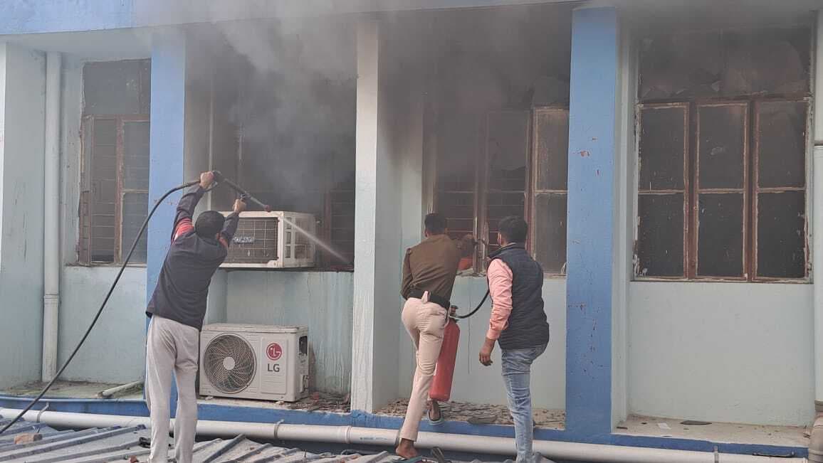 आइडीएसपी कार्यालय में लगी आग, लाखों के समान जले