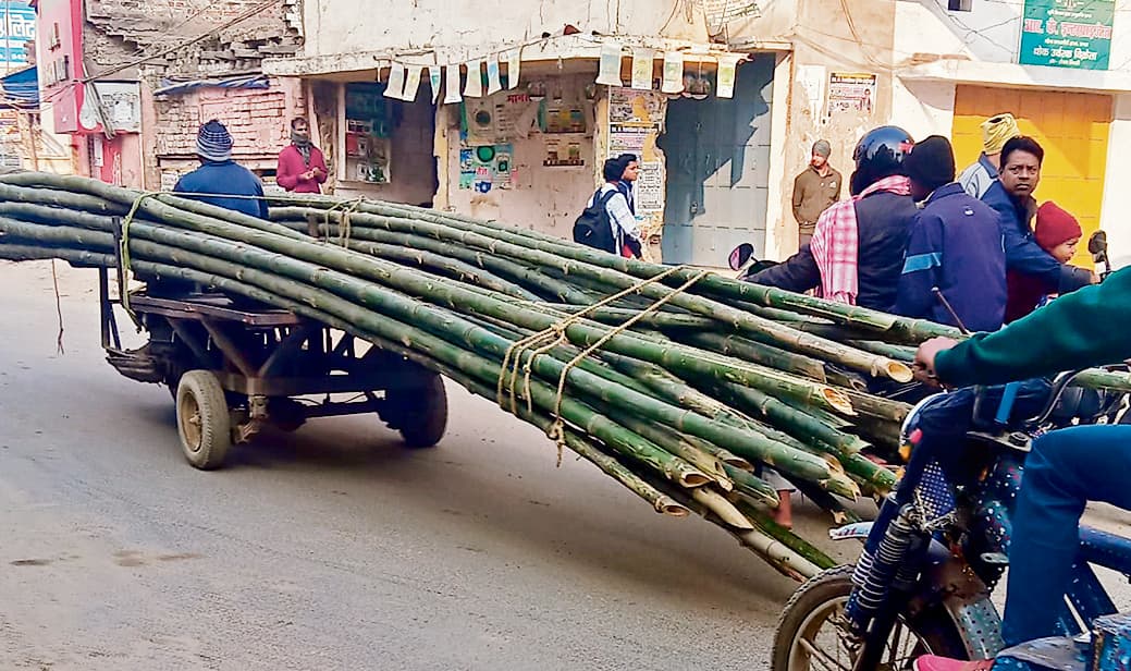 Chhapra News : जुगाड़ गाड़ी पर ओवरलोड ढोया जा रहा  सामान, हादसे का बना रहता है खतरा