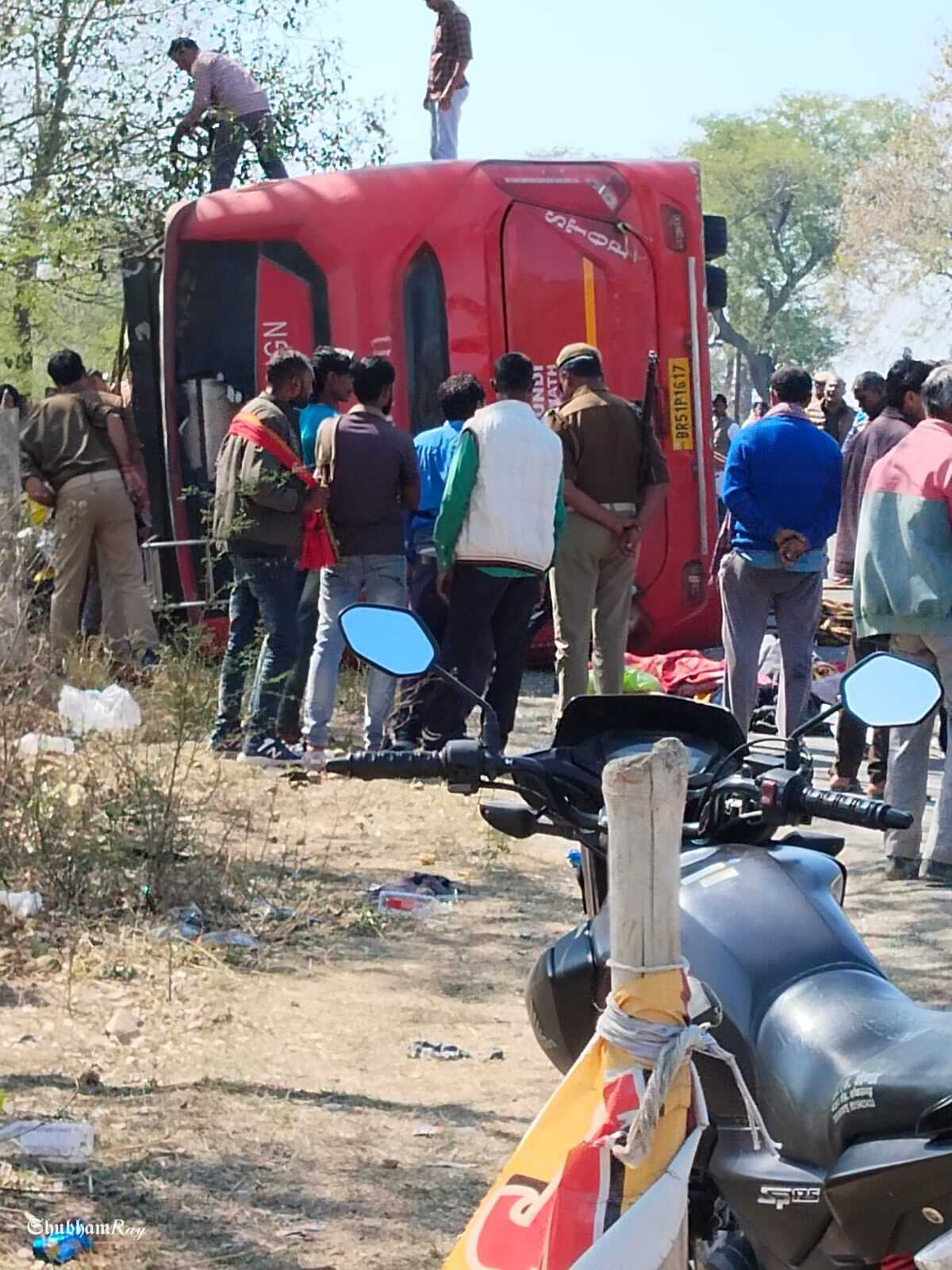 टायर फटने से श्रद्धालुओं से भरी बस पलटी, 20 यात्री घायल