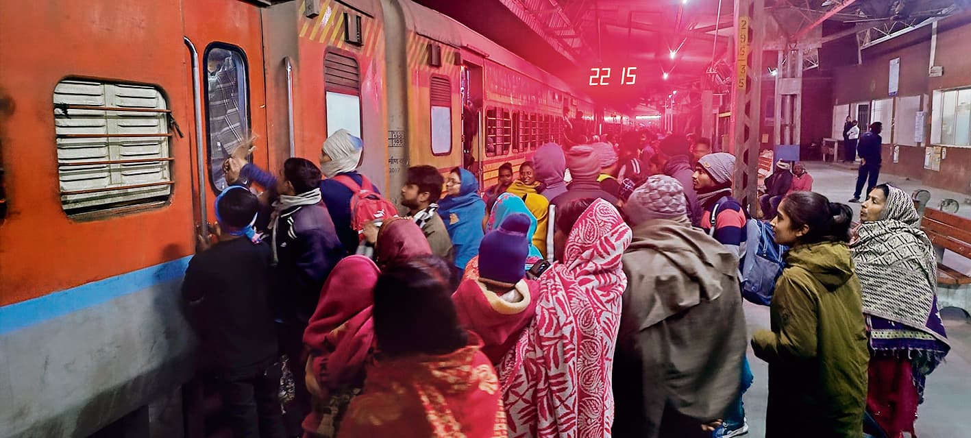 Chhapra News : महाकुंभ जाने के लिए ट्रेनों में मारामारी, श्रद्धालुओं को नहीं मिल रही जगह