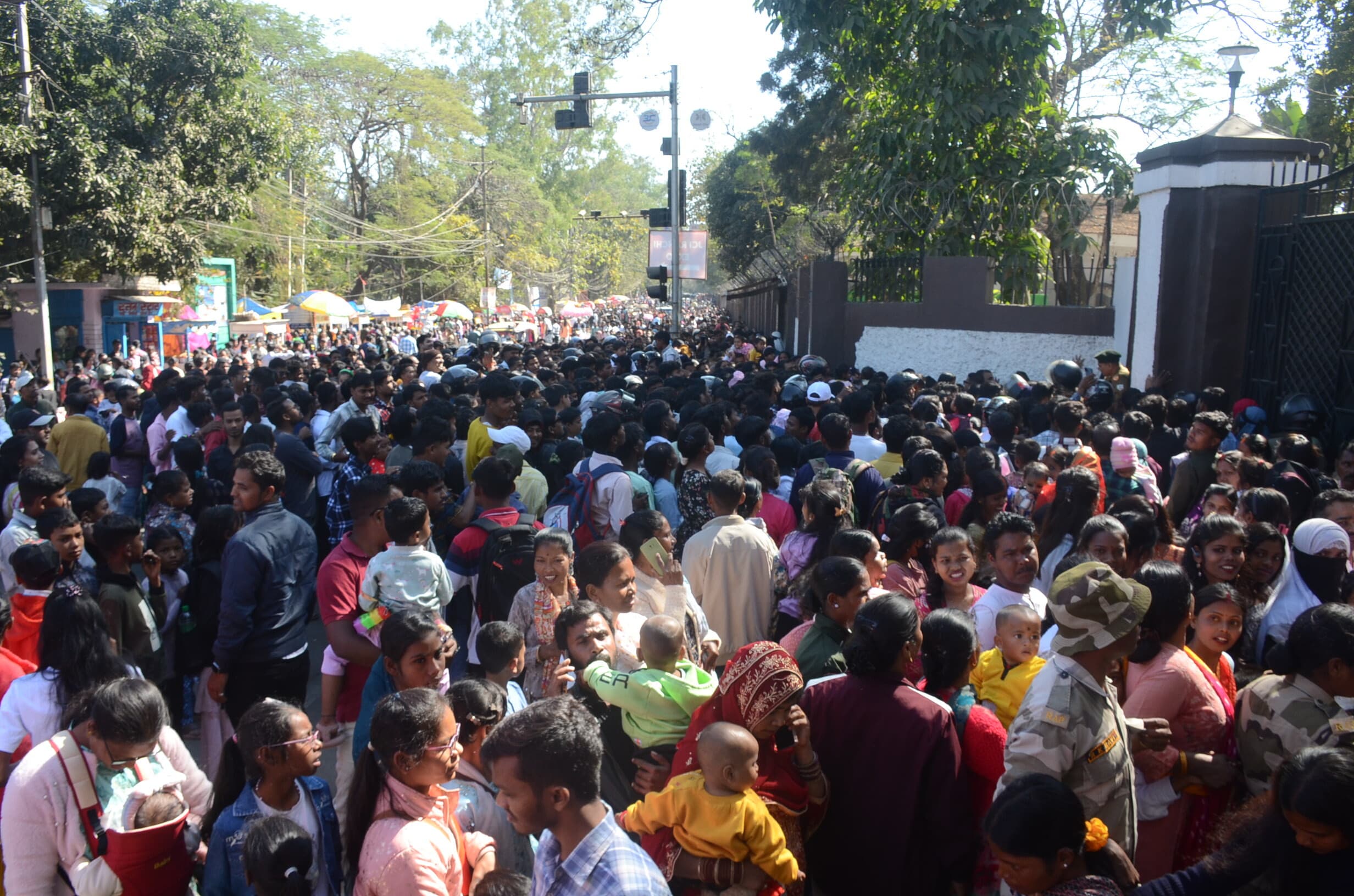 Ranchi news : राजभवन उद्यान की सुंदरता निहारने उमड़ी भीड़