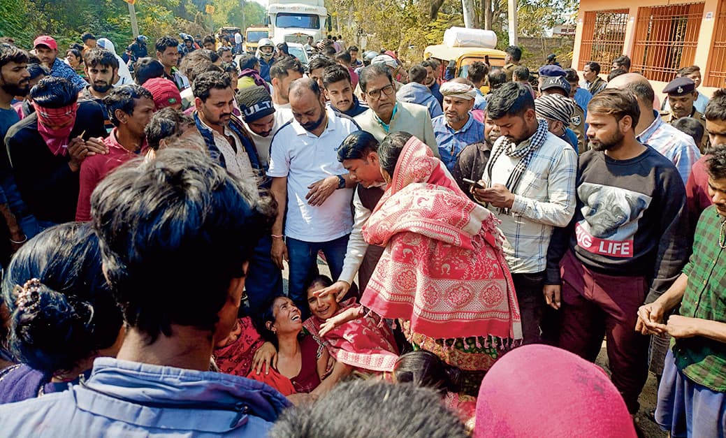 सड़क दुर्घटना में इंटर परीक्षार्थी की गयी जान, विरोध में लोगों ने जाम की सड़क