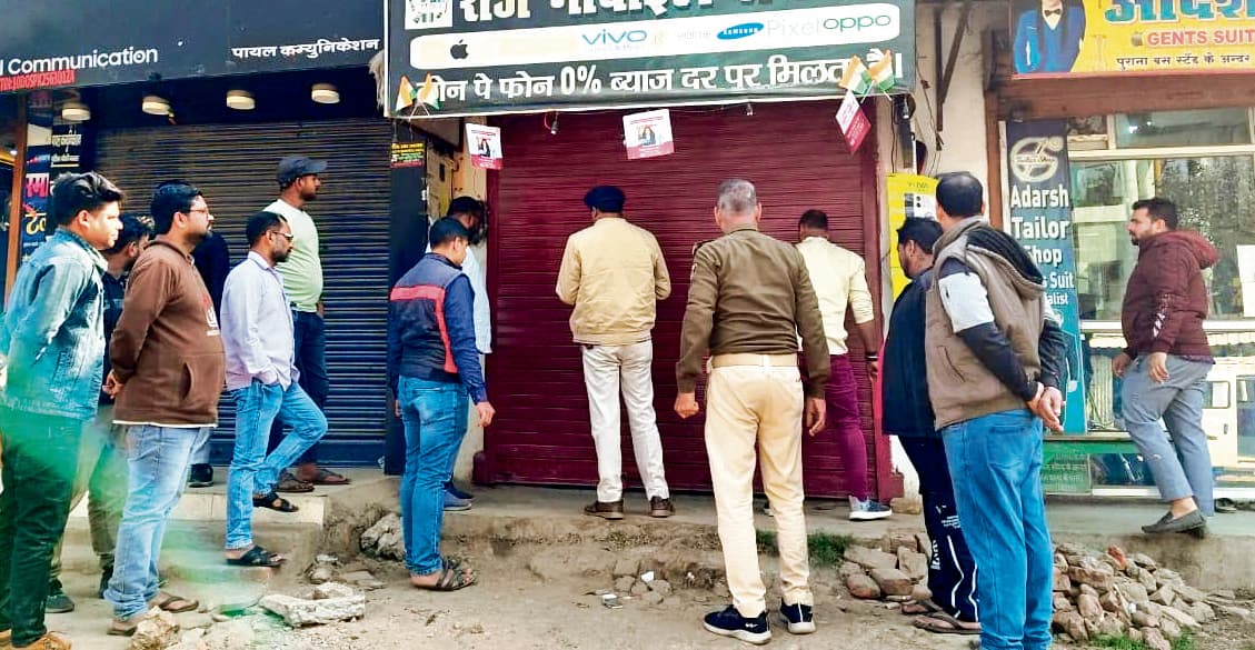 Buxar News: थाने से 100 मीटर दूर मोबाइल शॉप से नकद समेत पांच लाख की संपत्ति चोरी