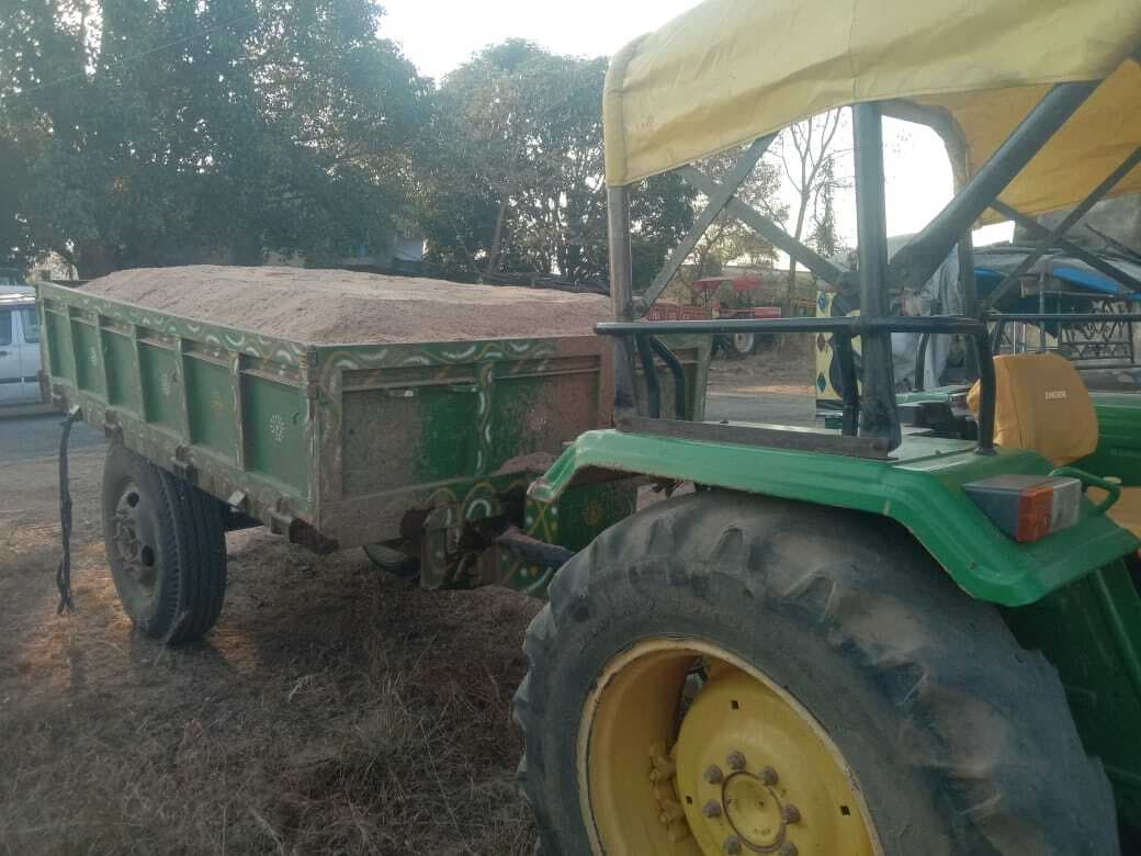 अवैध बालू लदे ट्रैक्टर को पुलिस ने किया जब्त, चालक फरार