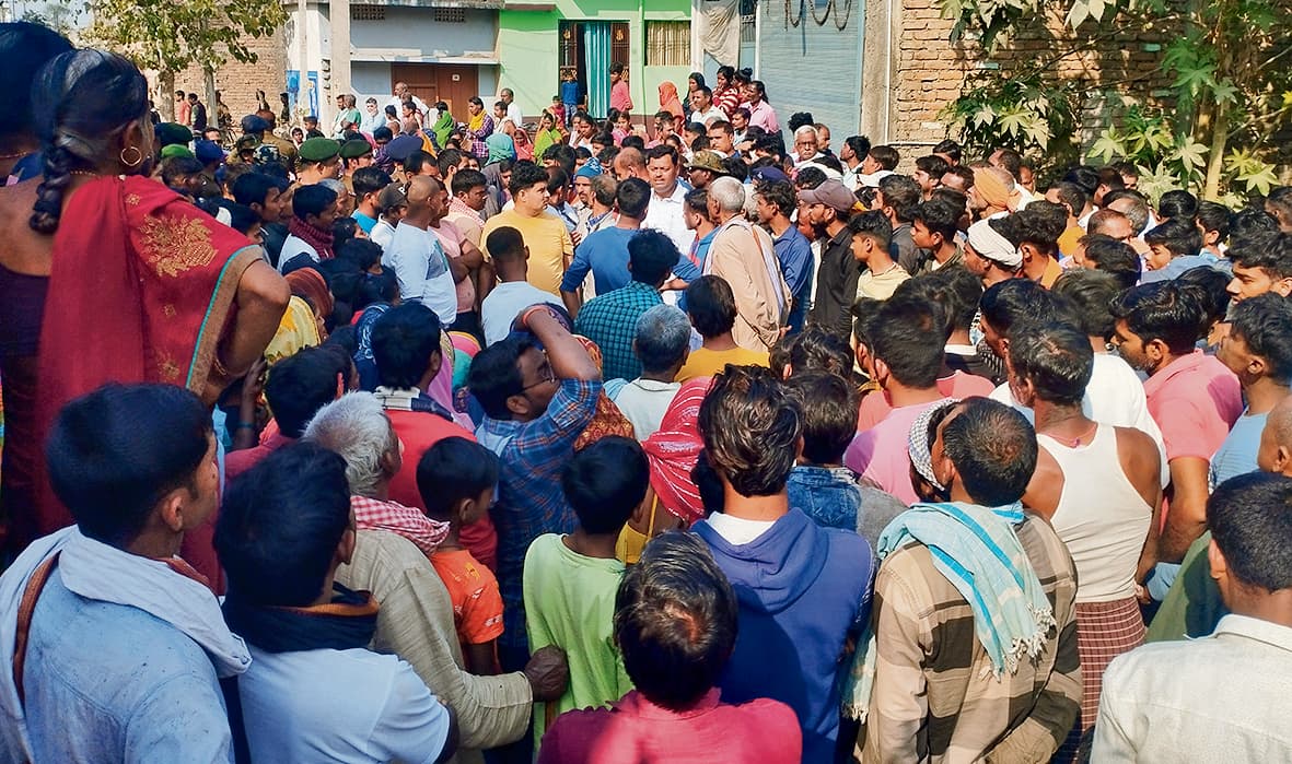 hajipur news. जंदाहा में तेज रफ्तार हाइवा की टक्कर से बच्चे की मौत, विरोध में ढाई घंटे सड़क जाम