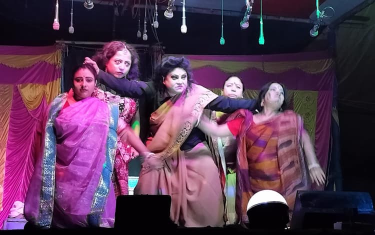 करौं में बांग्ला जात्रा घोरेर लोक्खी आजो कांदे का हुआ मंचन