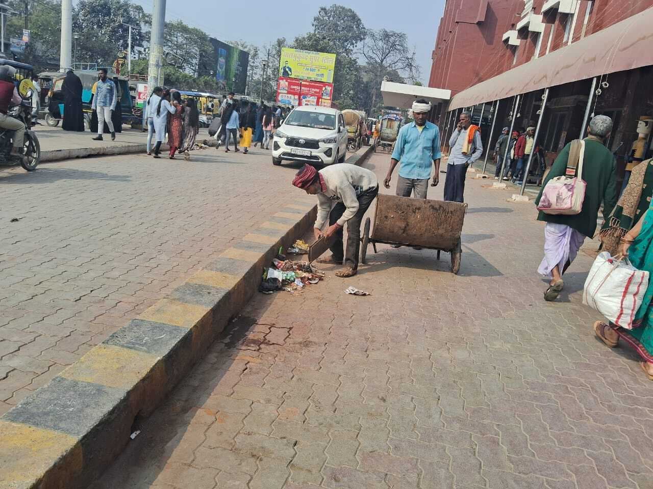 Darbhanga News: काम पर लौटे सफाईकर्मी, पांचवें दिन दोपहर से शुरू हुई दरभंगा जंक्शन की साफ-सफाई
