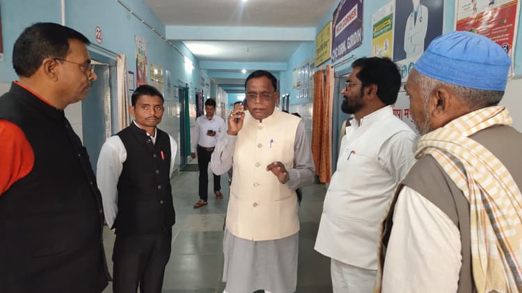 Giridih News :विधायक ने किया सीएचसी का निरीक्षण, नहीं मिले चिकित्सक