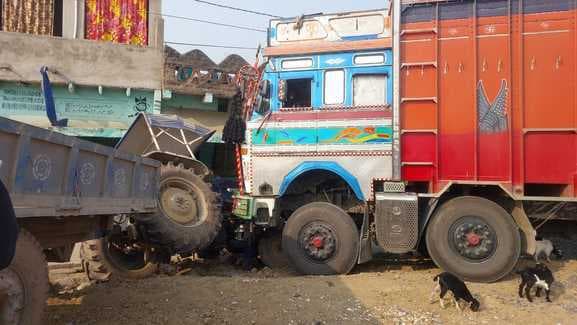 ट्रैक्टर से टकराया हाइवा, बाल-बाल बचा चालक