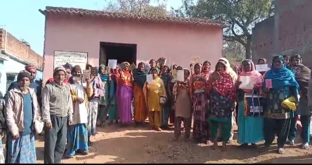 Giridih News :डीलर की मनमानी के खिलाफ कार्डधारियों ने किया हंगामा