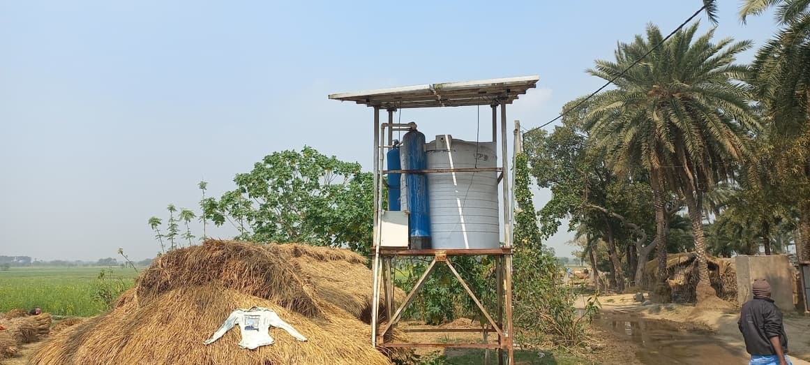 ग्रामीणों का सहारा बना डब्बे का पानी