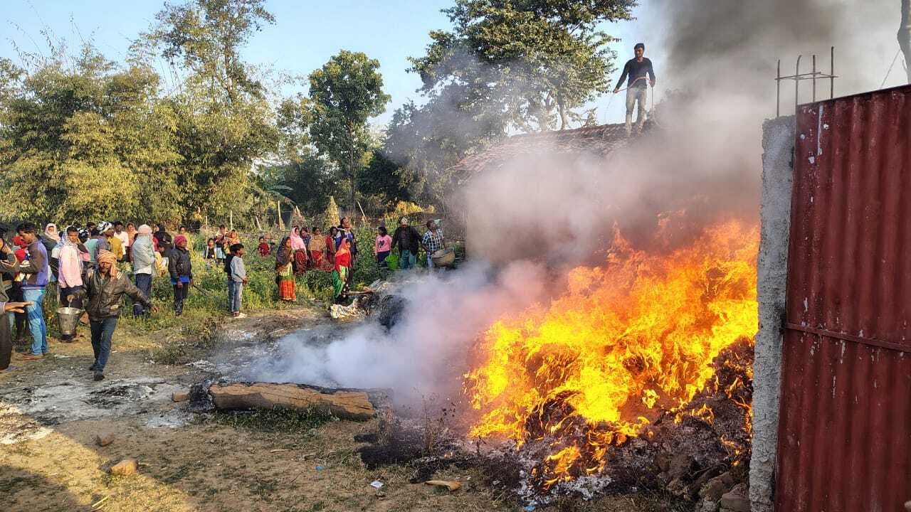 Dhanbad News: फैक्टरी के रॉ मैटेरियल में लगी आग, पांच लाख का नुकसान