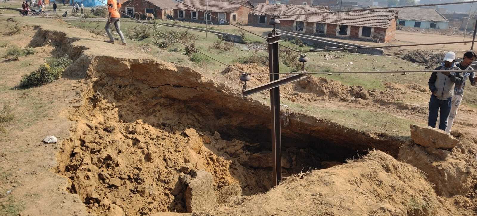 Dhanbad News: कैलुडीह में बना गोफ, पोल समाया, बिजली गुल