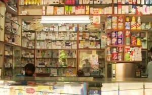 Dhanbad News : धनबाद में पत्ता काट कर दवा नहीं देते दुकानदार, मरीज परेशान