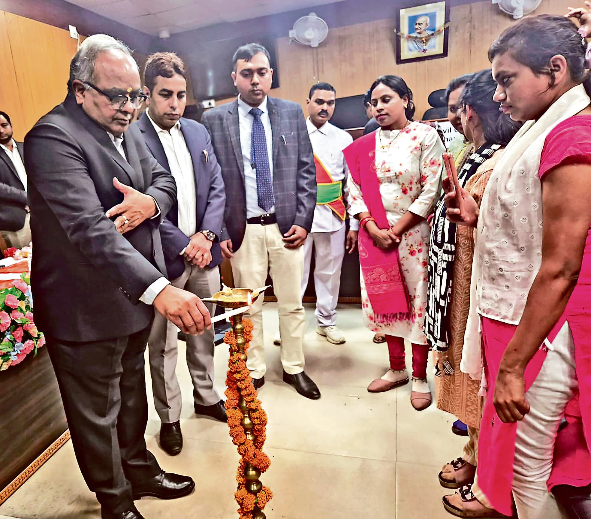 Dhanbad News : अब घर बैठे कर सकेंगे केस फाइल और जान सकेंगे मुकदमों की स्थिति