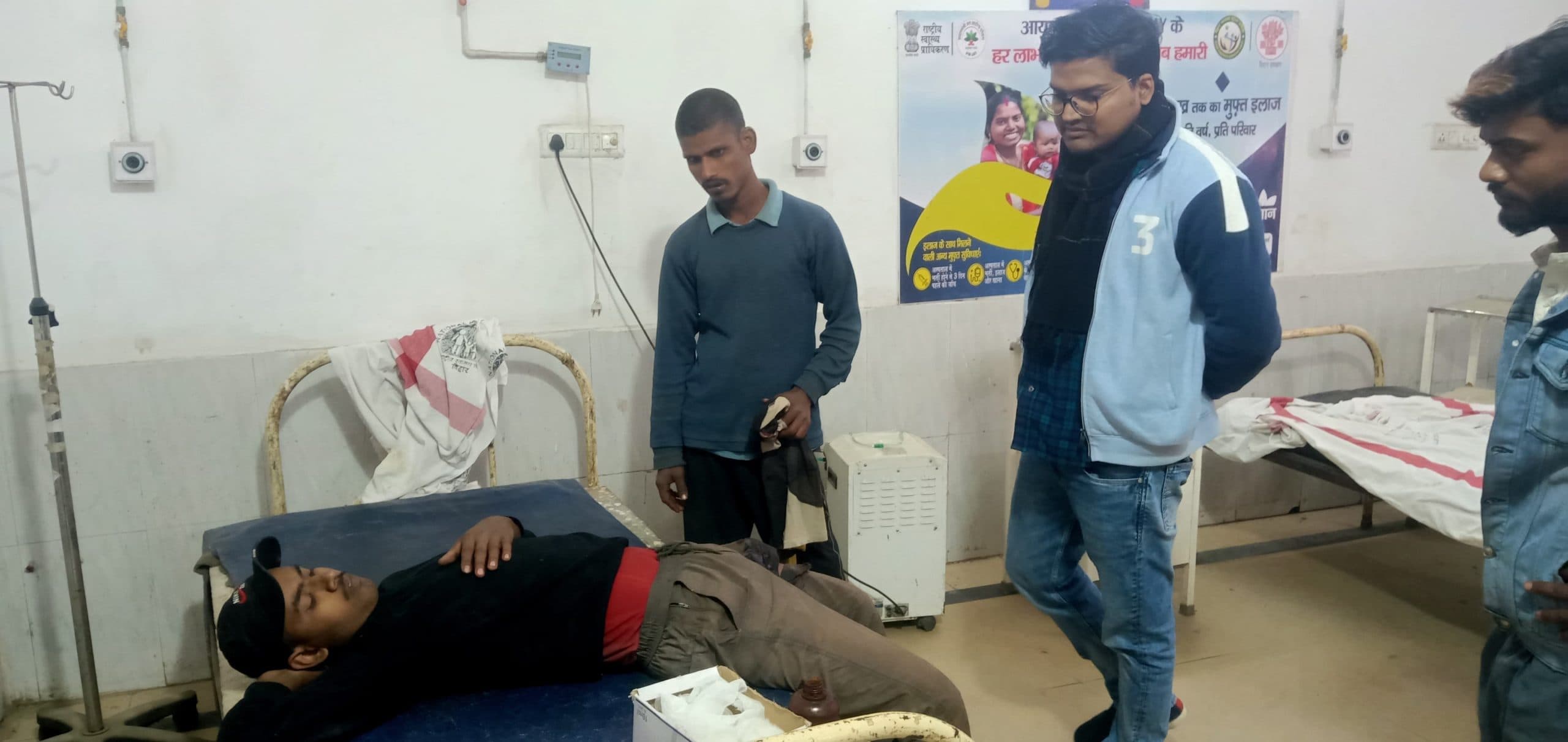 सड़क दुर्घटना में दो युवक घायल