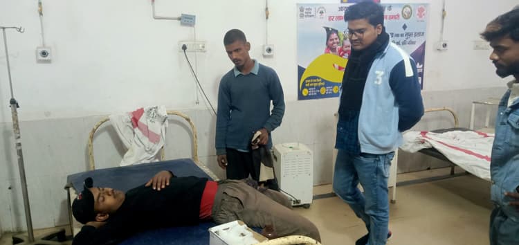 सड़क दुर्घटना में दो युवक घायल