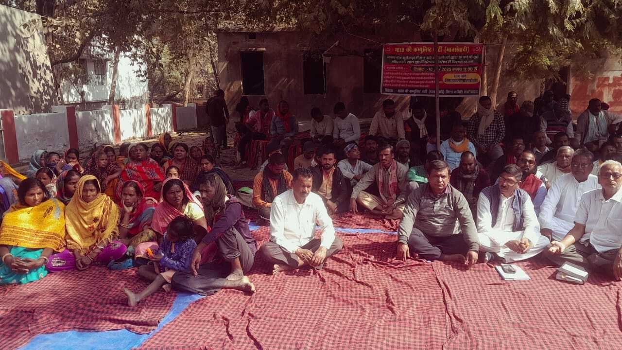 सीपीआइएम ने बढ़ते अपराध को लेकर समाहरणालय परिसर में दिया धरना