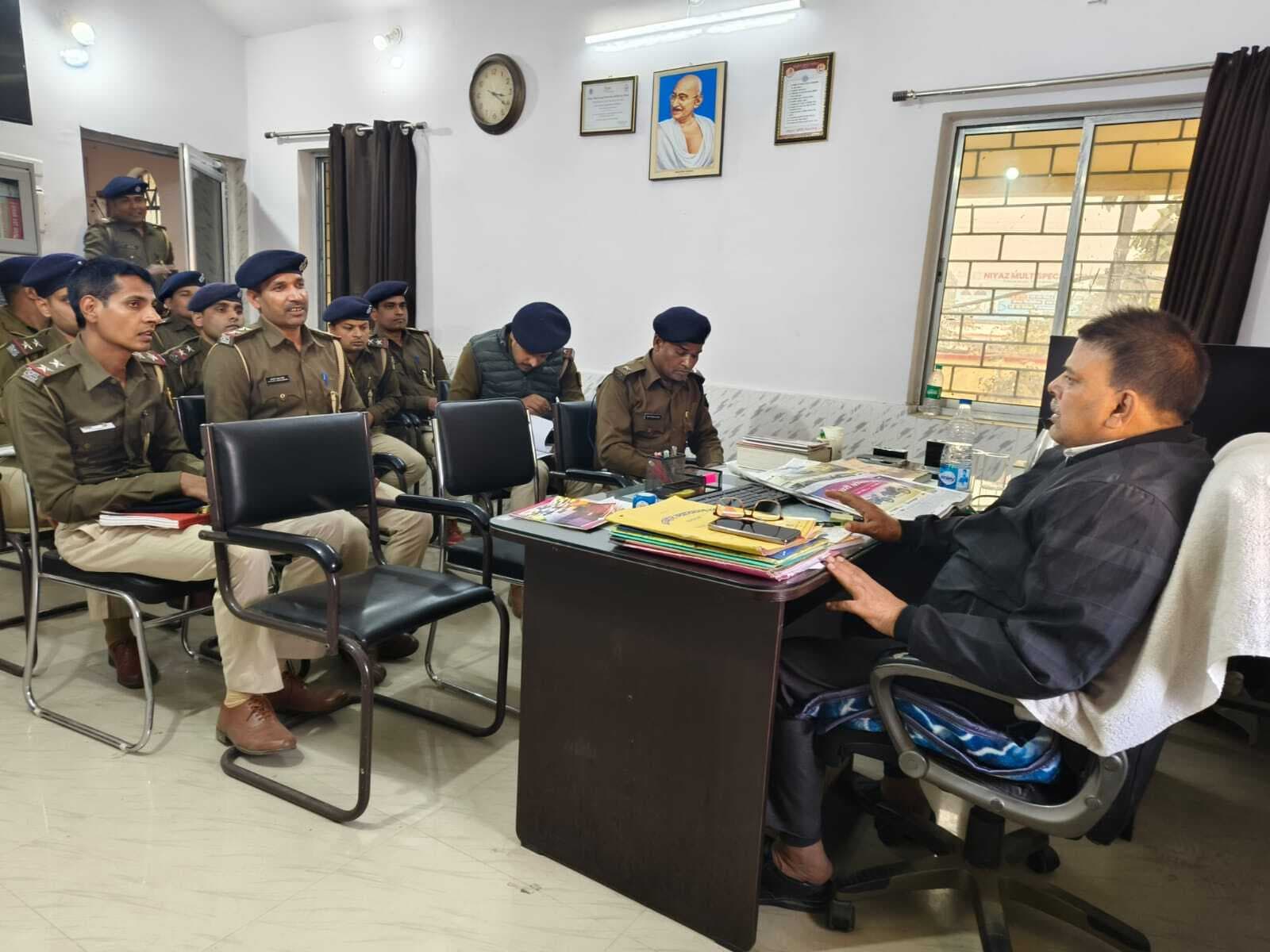 लोक अदालत की तैयारी को ले थानाध्यक्षों के साथ डीएलएसए के सचिव ने की बैठक