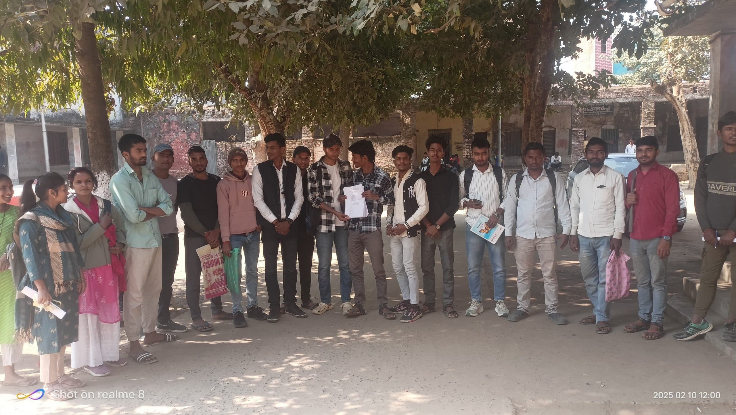 रिजल्ट गड़बड़ी होने पर छात्रों ने तीन घंटे तक कॉलेज का मेन गेट किया बंद