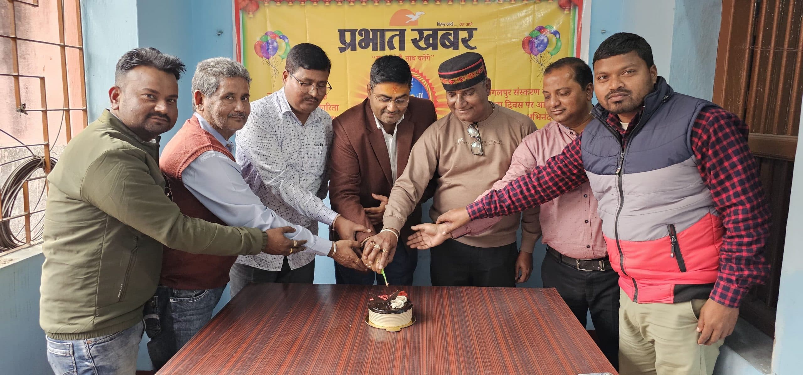 प्रभात खबर के 14 वीं वर्षगांठ पर डीपीआरओ ने काटा केक
